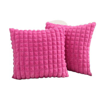 Hosszúkás párnahuzat, négyzetes mintázat, elöl utánzott nyúlszőr, hátul velúr, töltet poliészter, modern minimalista stílus