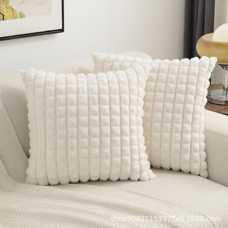 Hosszúkás párnahuzat, négyzetes mintázat, elöl utánzott nyúlszőr, hátul velúr, töltet poliészter, modern minimalista stílus