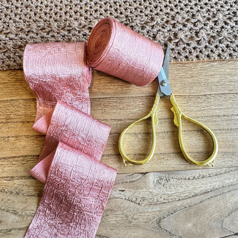 DIY masnik készítéséhez és ajándékcsomagoláshoz való szatén szalag, domborított felület, poliészter