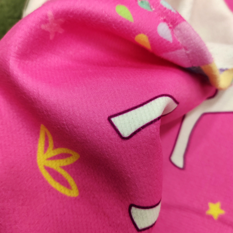 Kupaći ručnik s kapuljom i izvezenim džepovima, mikrovlakna, 200–300 g/m², pređa 60, tisak, prilagodljivo