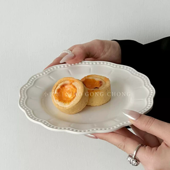 Plitka keramička posuda s nepravilnim rubom, reljefni uzorak s prugama, moderni minimalistički stil
