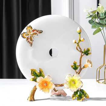 Украса с нефритова катарама – сплав и нефрит, модерен минималистичен стил, подарък за домакинство и рожден ден