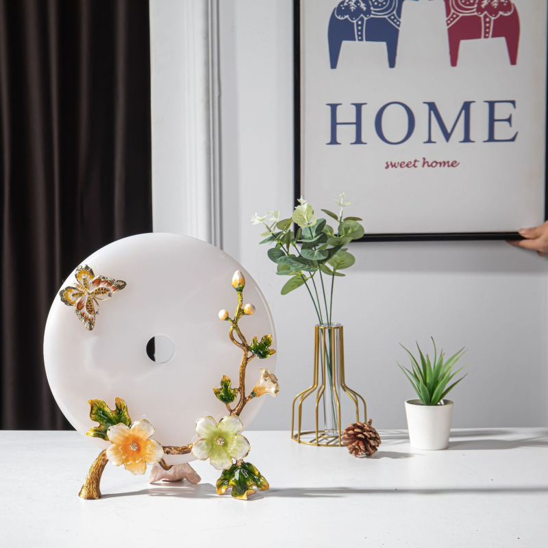 Украса с нефритова катарама – сплав и нефрит, модерен минималистичен стил, подарък за домакинство и рожден ден