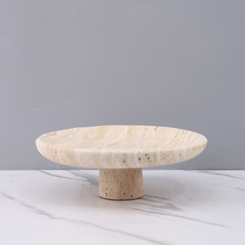 Tavă din marmură cu picioare înalte, design nordic, suprafață lustruită, stil modern minimalist, execuție semi-artizanală și semi-mecanică