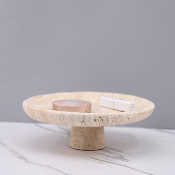 Tavă din marmură cu picioare înalte, design nordic, suprafață lustruită, stil modern minimalist, execuție semi-artizanală și semi-mecanică