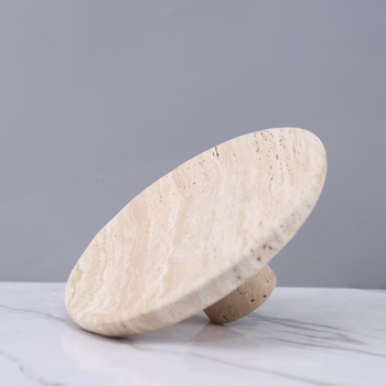 Tavă din marmură cu picioare înalte, design nordic, suprafață lustruită, stil modern minimalist, execuție semi-artizanală și semi-mecanică