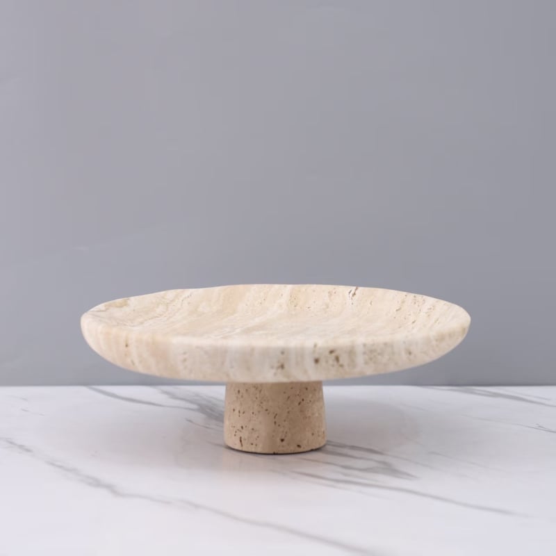 Tavă din marmură cu picioare înalte, design nordic, suprafață lustruită, stil modern minimalist, execuție semi-artizanală și semi-mecanică