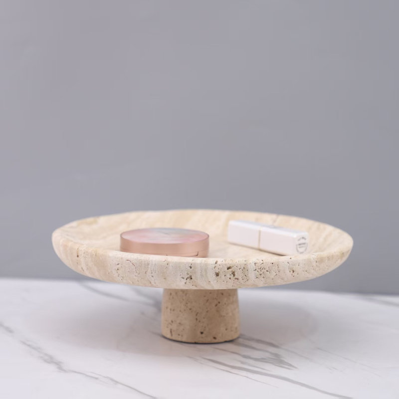 Tavă din marmură cu picioare înalte, design nordic, suprafață lustruită, stil modern minimalist, execuție semi-artizanală și semi-mecanică