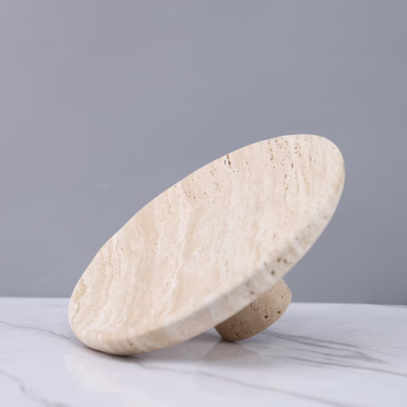 Tavă din marmură cu picioare înalte, design nordic, suprafață lustruită, stil modern minimalist, execuție semi-artizanală și semi-mecanică