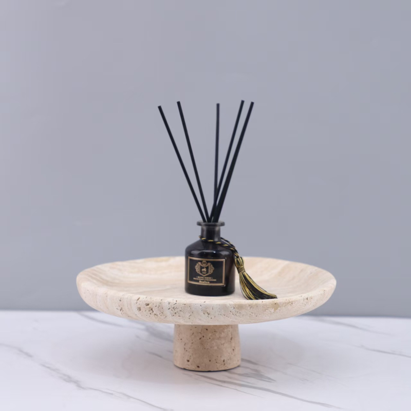 Tavă din marmură cu picioare înalte, design nordic, suprafață lustruită, stil modern minimalist, execuție semi-artizanală și semi-mecanică