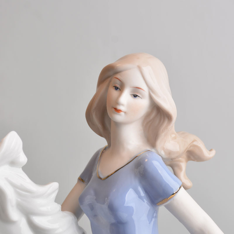 Porcelánová západná jezdecká figúrka – dievča na koni, svadobný dar