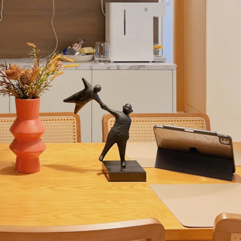 Figurină din rășină: două siluete ținându-se de mâini — design nordic simplu și modern pentru decorul sufrageriei; fără personalizare; nu este cadou.