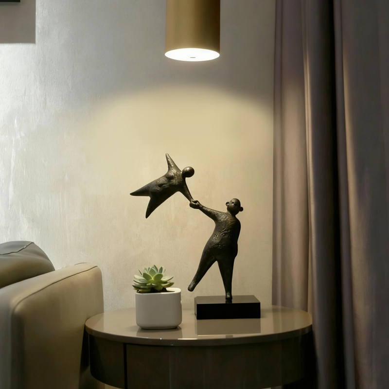 Figurină din rășină: două siluete ținându-se de mâini — design nordic simplu și modern pentru decorul sufrageriei; fără personalizare; nu este cadou.