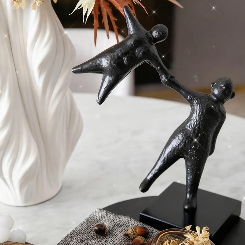 Figurină din rășină: două siluete ținându-se de mâini — design nordic simplu și modern pentru decorul sufrageriei; fără personalizare; nu este cadou.