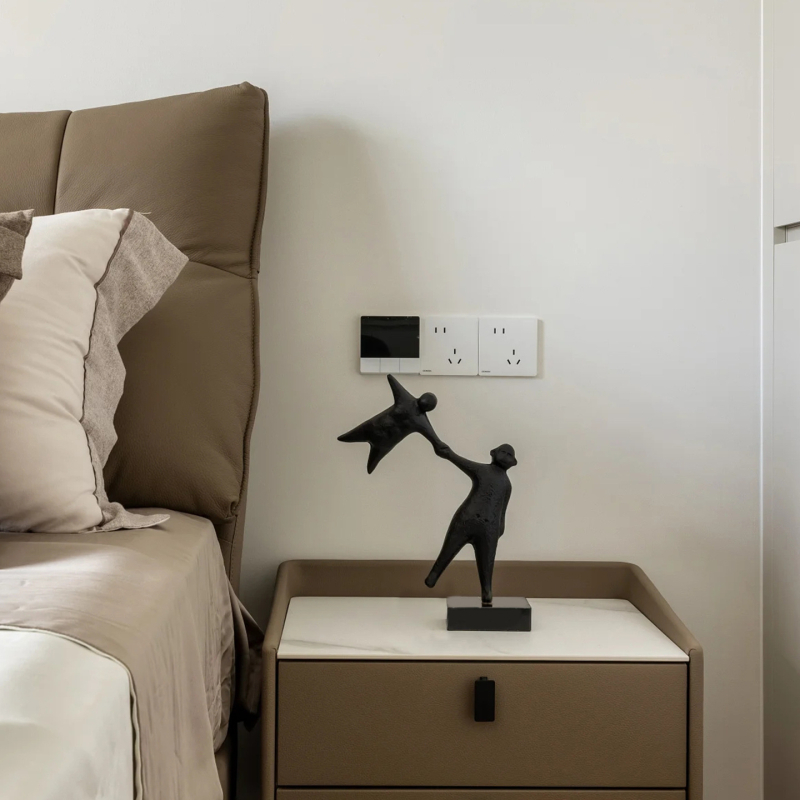 Figurină din rășină: două siluete ținându-se de mâini — design nordic simplu și modern pentru decorul sufrageriei; fără personalizare; nu este cadou.