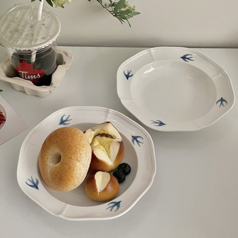 Tanjur - ručno crtani motiv životinje, okrugli porculan, moderni jednostavni stil