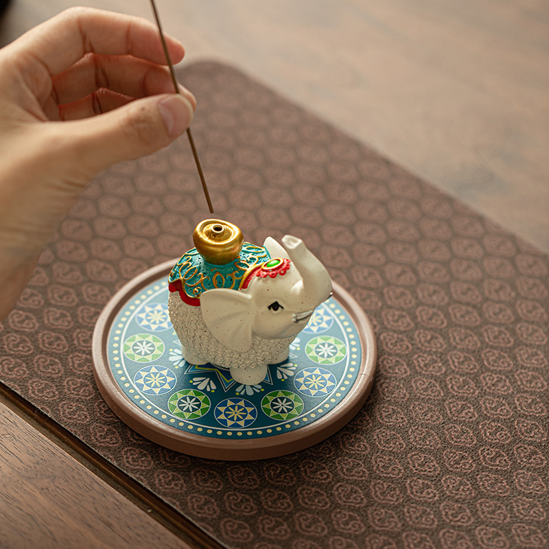 Elefanta smaržu turētājs - sveķu materiāls; izcelsme Dehua, Quanzhou; zīmols Jiyu Ceramics; stils mūsdienu minimālisms.