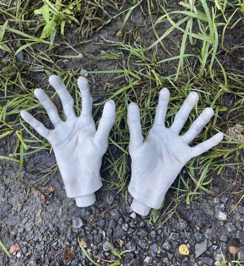 Recuzită de mână din plastic – mână simulată pentru Halloween, casă bântuită, bar, cameră de evadare, salon de tatuaj (Material: Plastic; Proces: Semi-manual, semi-mecanic; Personalizare: Da)