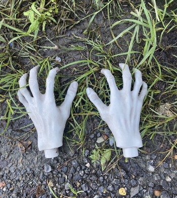 Recuzită de mână din plastic – mână simulată pentru Halloween, casă bântuită, bar, cameră de evadare, salon de tatuaj (Material: Plastic; Proces: Semi-manual, semi-mecanic; Personalizare: Da)