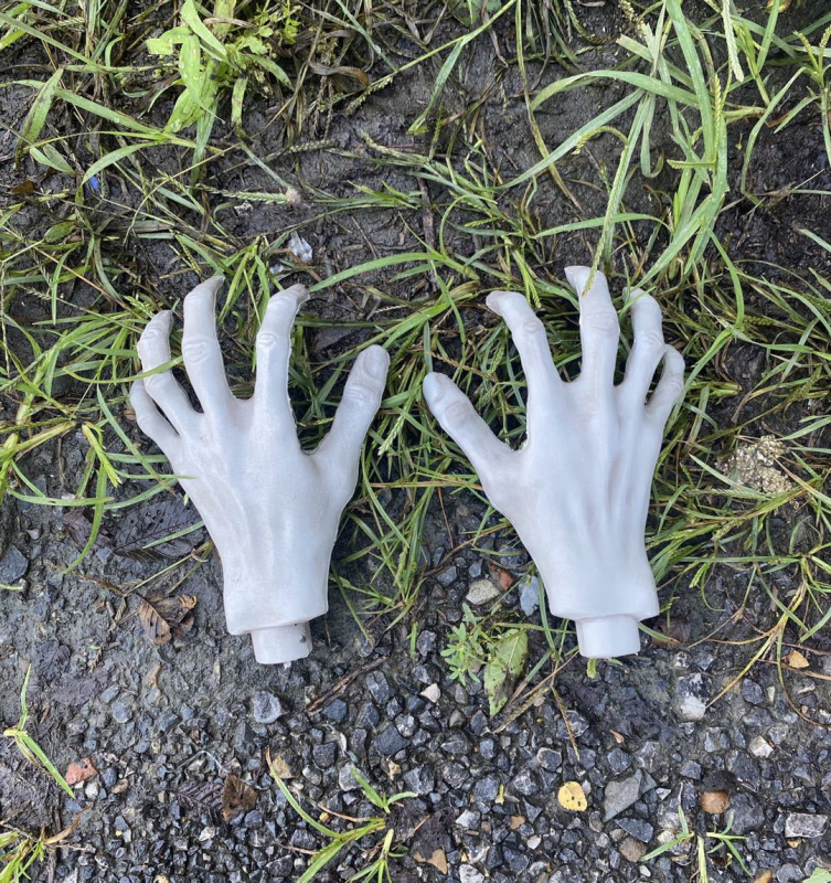 Recuzită de mână din plastic – mână simulată pentru Halloween, casă bântuită, bar, cameră de evadare, salon de tatuaj (Material: Plastic; Proces: Semi-manual, semi-mecanic; Personalizare: Da)