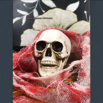 Gyantából készült koponya rekvizítum Halloweenre, Haunted House és bár számára – helyszíni dekoráció