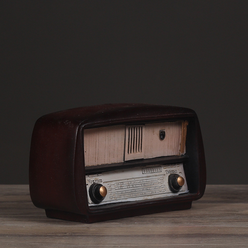 Ornament radio retro din rășină pentru decor de bar — artizanat din rășină; Material: rășină sintetică; Proces: turnare rășină; Stil: radio