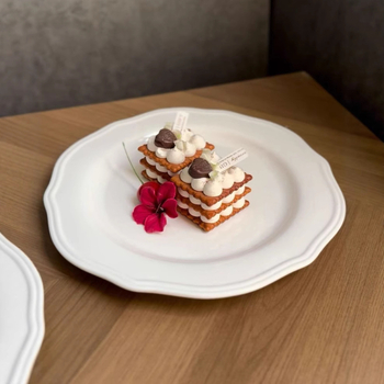 Porcelán desszert tányér hímzett csipke mintával, francia–európai retro stílus, aláglazúrozott díszítés, mikrohullámú sütőben használható