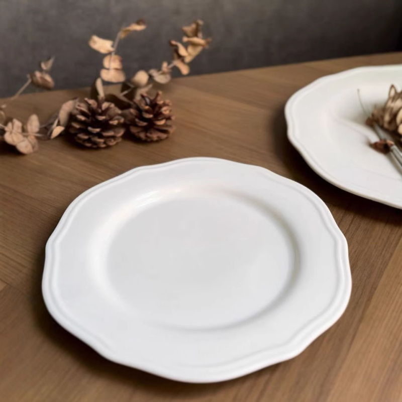 Porcelán desszert tányér hímzett csipke mintával, francia–európai retro stílus, aláglazúrozott díszítés, mikrohullámú sütőben használható