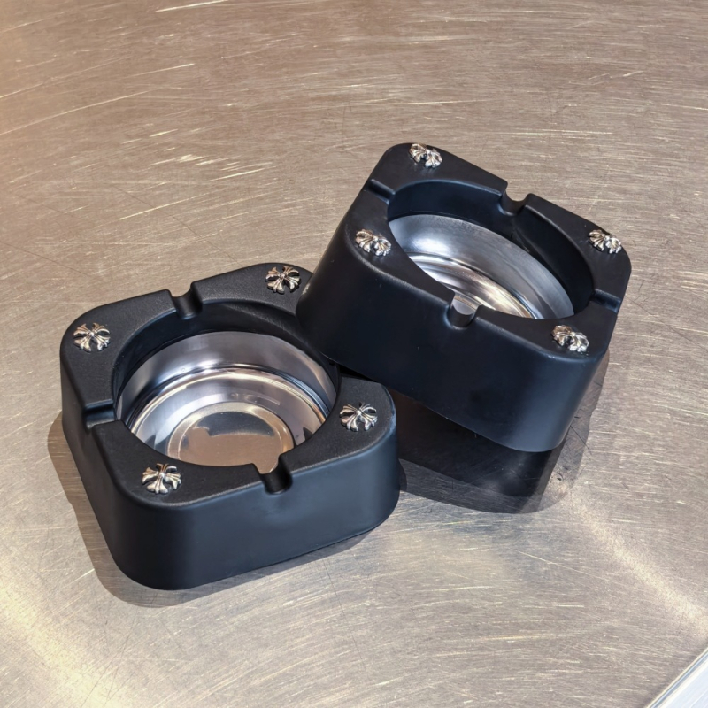 Metāla krusta formas pelnu trauks, minimalistisks tumšs dizains mājām un bāriem, radošs retro stils; iepakojums 480 gab; logotipa druka nav pieejama; apstrāde un personalizēšana nav pieejama.