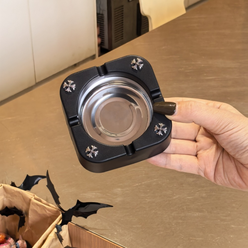 Metāla krusta formas pelnu trauks, minimalistisks tumšs dizains mājām un bāriem, radošs retro stils; iepakojums 480 gab; logotipa druka nav pieejama; apstrāde un personalizēšana nav pieejama.