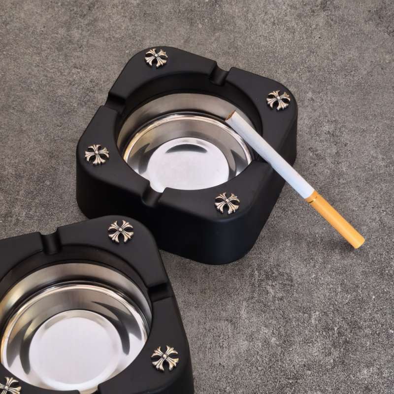 Metāla krusta formas pelnu trauks, minimalistisks tumšs dizains mājām un bāriem, radošs retro stils; iepakojums 480 gab; logotipa druka nav pieejama; apstrāde un personalizēšana nav pieejama.