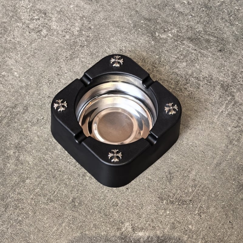 Metāla krusta formas pelnu trauks, minimalistisks tumšs dizains mājām un bāriem, radošs retro stils; iepakojums 480 gab; logotipa druka nav pieejama; apstrāde un personalizēšana nav pieejama.