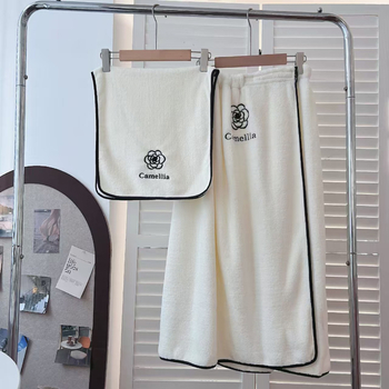 Kupaći ručnik u princeskom stilu od coral fleecea, s nosivom kupaćom suknjom i kapom za sušenje kose; motiv kamelija; ravno tkivo; težina 301–350 g