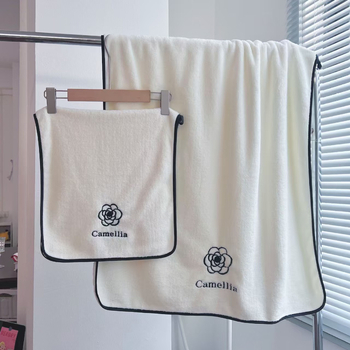 Kupaći ručnik u princeskom stilu od coral fleecea, s nosivom kupaćom suknjom i kapom za sušenje kose; motiv kamelija; ravno tkivo; težina 301–350 g