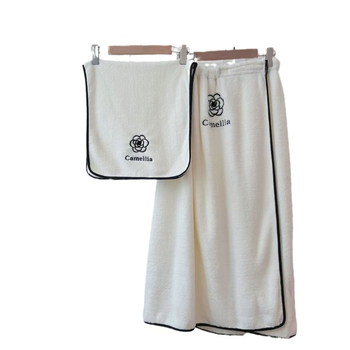 Kupaći ručnik u princeskom stilu od coral fleecea, s nosivom kupaćom suknjom i kapom za sušenje kose; motiv kamelija; ravno tkivo; težina 301–350 g