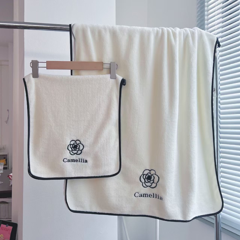 Kupaći ručnik u princeskom stilu od coral fleecea, s nosivom kupaćom suknjom i kapom za sušenje kose; motiv kamelija; ravno tkivo; težina 301–350 g