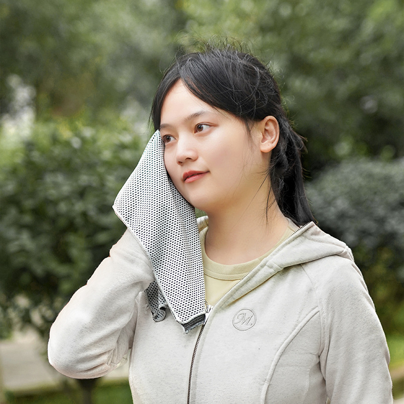 Sporttörölköző, PC/TPU anyag, 52 g, SP márka, felszívja a nedvességet és gyorsan szárad.