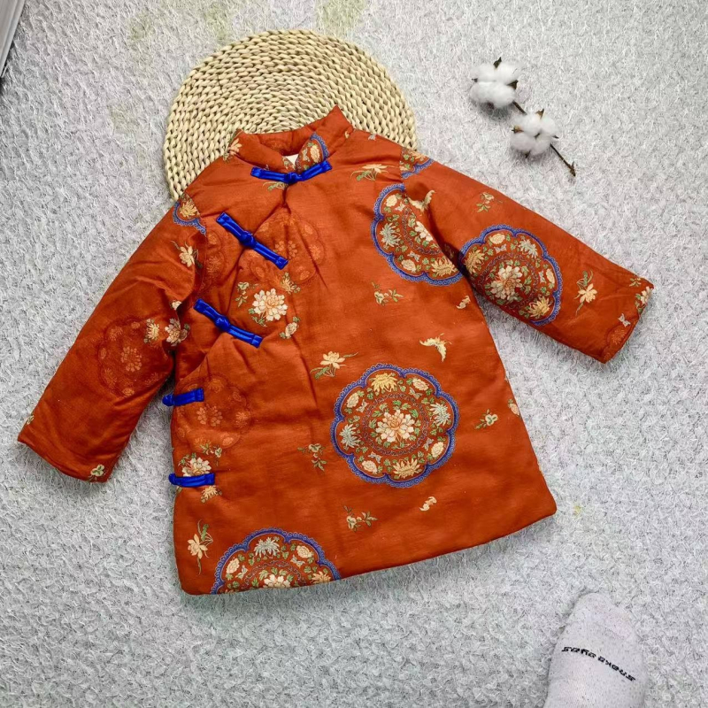 Bērnu vidēja garuma kokvilnas pūstā jaka ar pildījumu no kokvilnas, ārējais audums 100% kokvilna, oderējums kokvilna, vienrindu pogu aizdare, ziema, 1–3 gadi