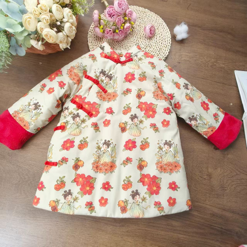 Bērnu vidēja garuma kokvilnas pūstā jaka ar pildījumu no kokvilnas, ārējais audums 100% kokvilna, oderējums kokvilna, vienrindu pogu aizdare, ziema, 1–3 gadi