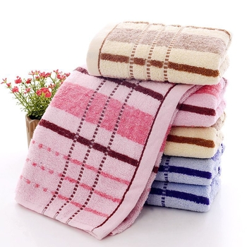 Pamut törölköző, sima szövésű, gyengén csavart szálak, 80–100 g, hímzésre kész