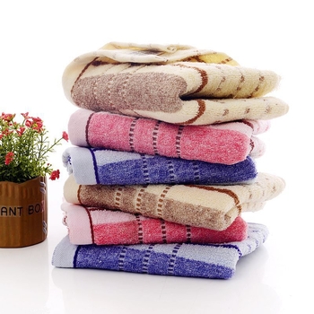 Pamut törölköző, sima szövésű, gyengén csavart szálak, 80–100 g, hímzésre kész