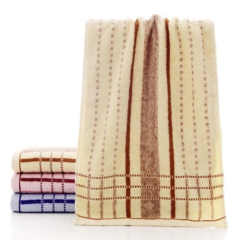 Pamut törölköző, sima szövésű, gyengén csavart szálak, 80–100 g, hímzésre kész