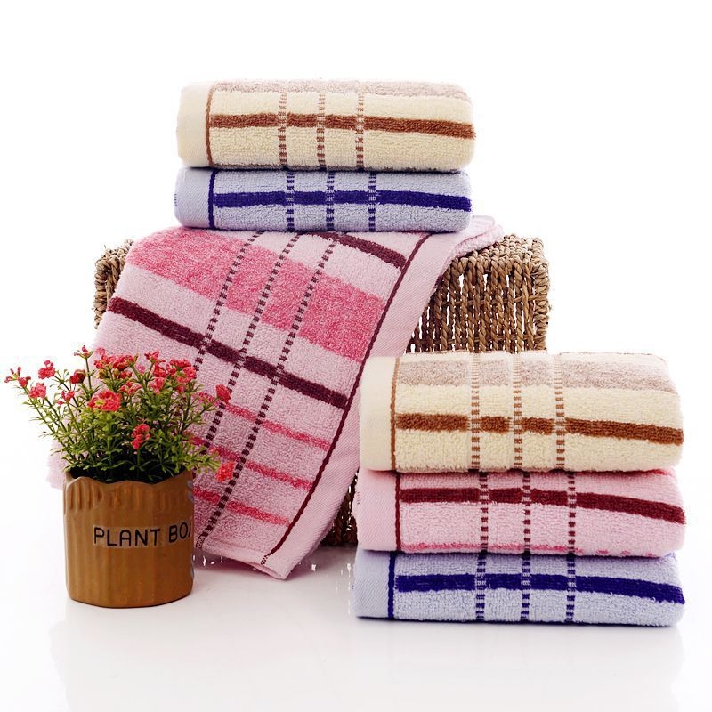 Pamut törölköző, sima szövésű, gyengén csavart szálak, 80–100 g, hímzésre kész