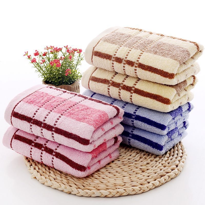 Pamut törölköző, sima szövésű, gyengén csavart szálak, 80–100 g, hímzésre kész