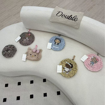 Kéztörlő Leopard KT macskás minta – korall plüss, hímzett, 50–80 g, 32 szál, testreszabható