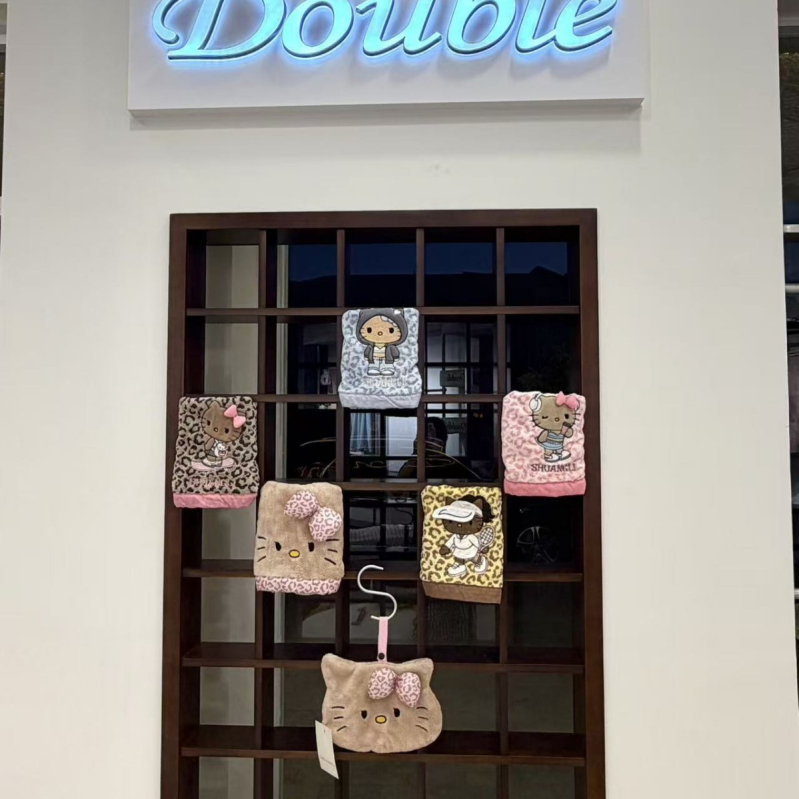 Kéztörlő Leopard KT macskás minta – korall plüss, hímzett, 50–80 g, 32 szál, testreszabható