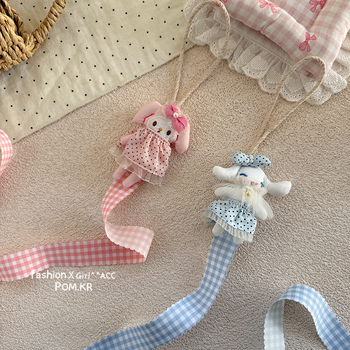 Ručni platneni organizator za ukosnice u obliku lutke, s motivom melodije