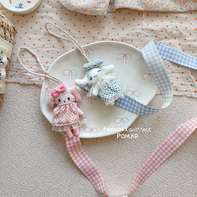 Ručni platneni organizator za ukosnice u obliku lutke, s motivom melodije