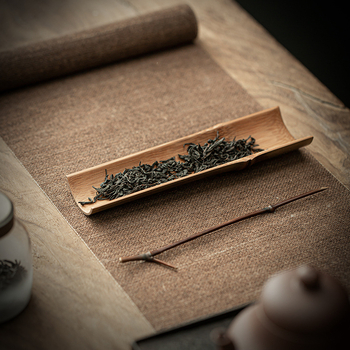 Trodijelni japanski čajni set s bambusovim držačem za čaj i ručno izrađenim čajnim ručnikom – pakirano u pladnju