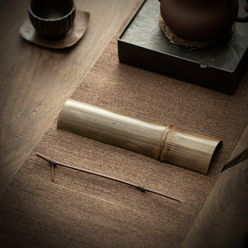 Trodijelni japanski čajni set s bambusovim držačem za čaj i ručno izrađenim čajnim ručnikom – pakirano u pladnju